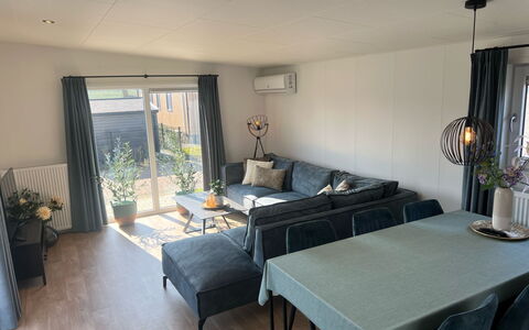 De Zeebaars: Furniture, Flooring, Interior Design, Floor, Couch, Wood, Living Room, Ceiling, Table, Room