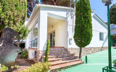 La Chumberita: Plant, Property, Building, Green, Window, Stairs, Leaf, Blue, Lighting, Architecture