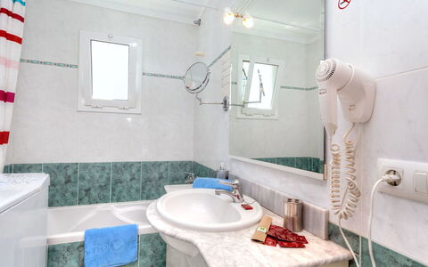 La Chumberita: Tap, Mirror, Plumbing Fixture, Sink, Property, Bathroom Sink, Bathroom, Purple, Building