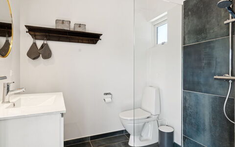 Sölvy - 300M from the Sea: Toilet Seat, Flooring, Plumbing Fixture, Floor, Toilet, Bathroom, Interior Design, Ceiling, Plumbing, Tap
