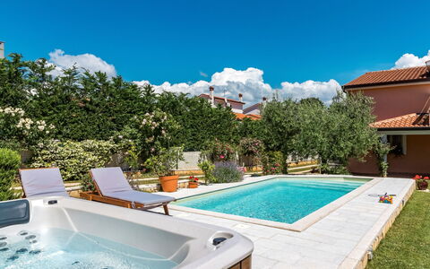 Petar: Sky, Water, Plant, Daytime, Property, Building, Swimming Pool, Azure, Nature, Architecture