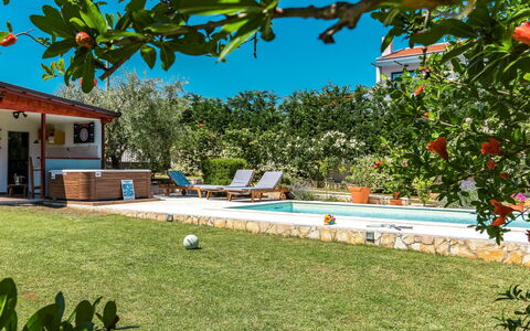 Petar: Sky, Water, Plant, Daytime, Property, Building, Swimming Pool, Azure, Nature, Architecture