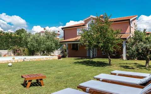Petar: Sky, Water, Plant, Daytime, Property, Building, Swimming Pool, Azure, Nature, Architecture