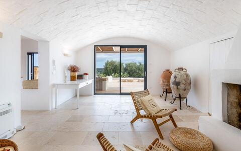 Villa La Selva: Property, Furniture, Building, Wood, Comfort, Interior Design, Picture Frame, Flooring, Houseplant, Floor
