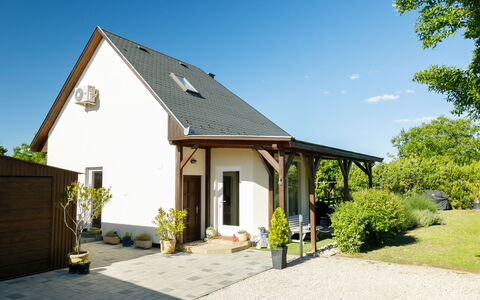 Lupo: Water, Building, Daytime, Property, Sky, Window, Azure, Architecture, Tree, Urban Design