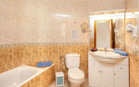 Llançà 656: Mirror, Plumbing Fixture, Tap, Bathroom Sink, Sink, Toilet Seat, Building, Bathroom Cabinet, Toilet, Bathroom