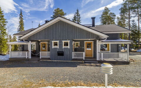 Rukanlyhty: Wood, Home, House, Roof, Cottage, Siding, Door, Sash Window, Porch, Estate