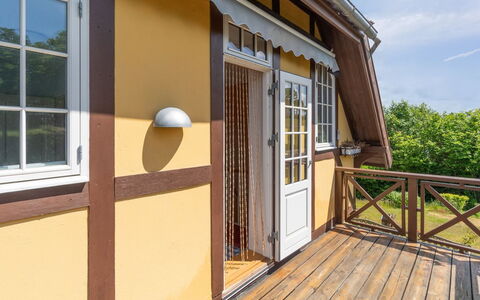 Vanta - 50M from the Sea: Wood, Furniture, Apartment, Room, Ceiling, Wood Stain, Chair, Hardwood, Varnish, Lumber