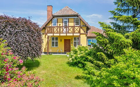 Vanta - 50M from the Sea: Wood, Furniture, Apartment, Room, Ceiling, Wood Stain, Chair, Hardwood, Varnish, Lumber