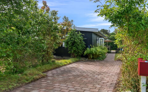 Manko - 250M from the Sea: Shrub, Garden, Residential Area, Home, Groundcover, Walkway, Driveway, Cottage, Landscaping