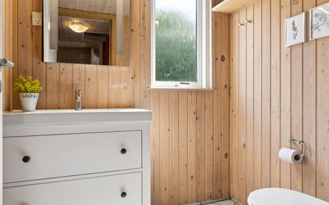 Jorinde - 1Km from the Sea: Wall, Flooring, Plumbing Fixture, Interior Design, Bathroom Sink, Sink, Wood, Floor, Bathroom, Bathroom Cabinet