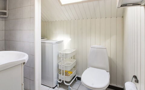 Ofrath - 30Km from the Sea: Toilet Seat, Plumbing Fixture, Toilet, Bathroom, Flooring, Floor, Interior Design, Sink, Plumbing, Tap