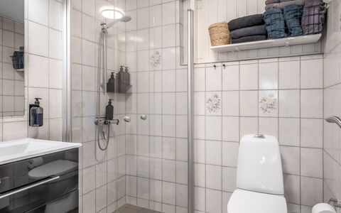 Karmen - 250M to the Fjord: Flooring, Plumbing Fixture, Bathroom, Interior Design, Floor, Toilet, Toilet Seat, Sink, Plumbing, Room