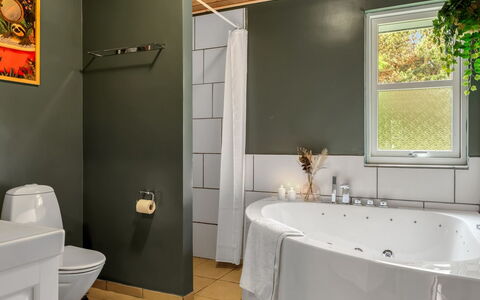 Felina - from the Sea: Bathroom, Plumbing Fixture, Toilet Seat, Wall, Interior Design, Flooring, Toilet, Floor, Bathtub, Ceiling