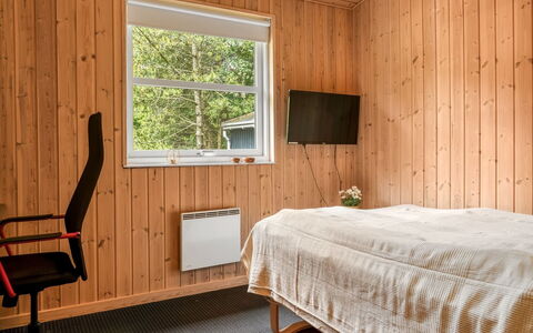 Felina - from the Sea: Flooring, Wall, Floor, Wood, Interior Design, Bedroom, Ceiling, Furniture, Bed, Room