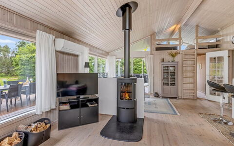 Anouk - 2Km from the Sea: Wood, Flooring, Floor, Ceiling, Home, Wood Flooring, Hardwood, Wood Stain, Living Room, Deck