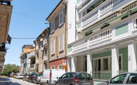 Suite Oltremare: Car, Vehicle, Building, Wheel, Sky, Window, Plant
