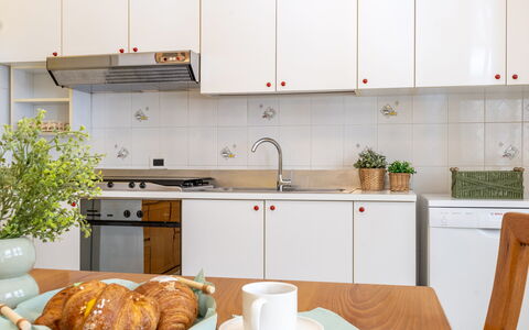 Suite Oltremare: Countertop, Kitchen Sink, Property, Cabinetry, Sink, Food, Plant, Kitchen, Tap, Kitchen Stove