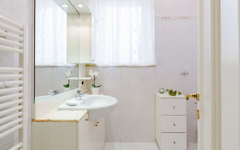 Suite Oltremare: Tap, Mirror, Plumbing Fixture, Bathroom Sink, Sink, Bathroom Cabinet, Furniture, Cabinetry, Purple, Bathroom