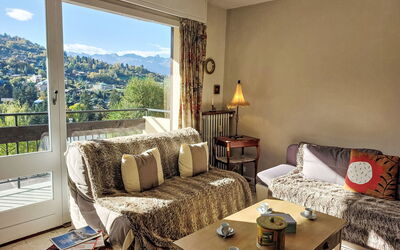 La Côte du Parc 675.2: Table, Furniture, Property, Building, Comfort, Textile, Wood, Interior Design, Living Room, Shade