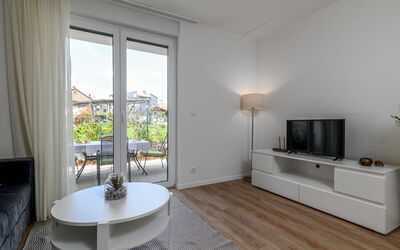 Franz Joseph 500.2: Furniture, Plant, Houseplant, Table, Building, Wood, Living Room, Interior Design, Window, Comfort