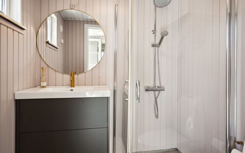 Kim - 250M from the Sea: Interior Design, Plumbing Fixture, Flooring, Bathroom, Floor, Bathroom Cabinet, Sink, Bathroom Sink, Mirror, Plumbing