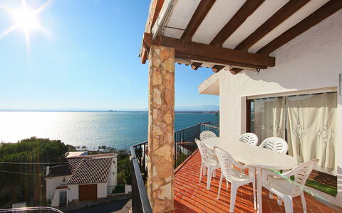 Joan Sarda: Property, Building, Room, House, Real Estate, Vacation, Azure, Apartment, Balcony, Resort