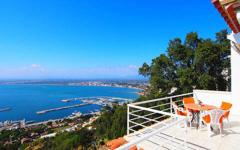 Prudenci: Water, Sky, Building, Blue, Azure, Outdoor Furniture, Seaside Resort, Coastal And Oceanic Landforms, Shade