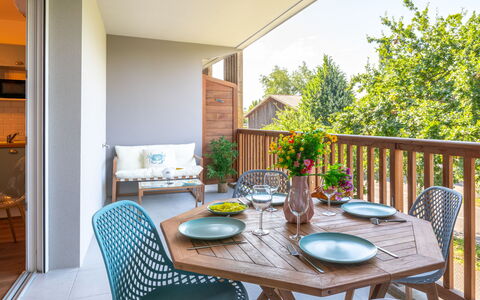 Lit-Et-Mixe 200: Table, Furniture, Property, Chair, Plant, Azure, Wood, Interior Design, Yellow, Flowerpot