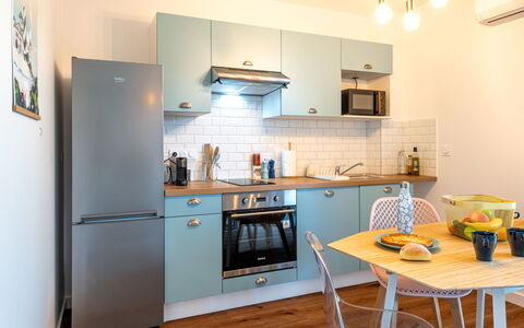 Lit-Et-Mixe 200: Cabinetry, Furniture, Property, Countertop, Table, Kitchen Appliance, Kitchen Stove, Wood, Kitchen, Home Appliance
