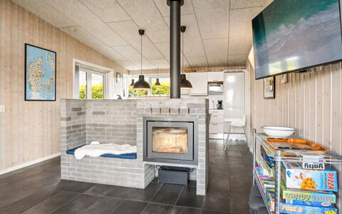 Gloria - 500M from the Sea: Wood, Flooring, Interior Design, Ceiling, Floor, Furniture, Room, Living Room, Hardwood, Hearth