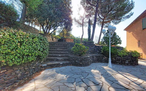 Le Belvédère D'Estelle: Flagstone, Cobblestone, Garden, Walkway, Shade, Landscaping, Driveway, Stone Wall, Backyard, Stairs