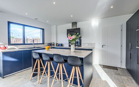 Les Voiles: Flooring, Interior Design, Kitchen, Wood, Floor, Furniture, Ceiling, Countertop, Lighting, Home