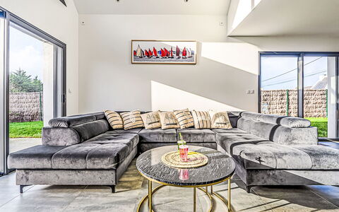 Les Voiles: Interior Design, Flooring, Couch, Floor, Furniture, Living Room, Ceiling, Lighting, Room