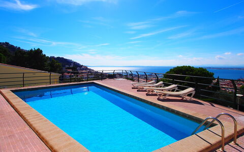 Roses 325: Water, Sky, Cloud, Water Resources, Daytime, Property, Building, Blue, Swimming Pool, Azure