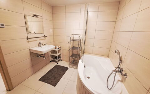 Reifnitz 300: Water, Swimming Pool, Building, House, Interior Design, Floor, Flooring, Leisure, Window, Ceiling