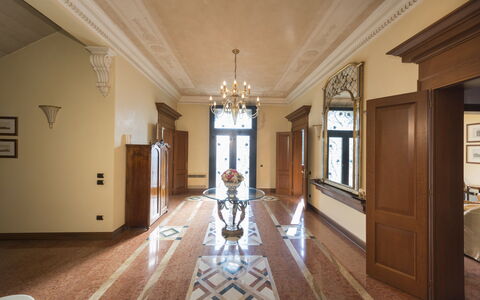 Villa Paola In Padova With Ac: Property, Building, Wood, Picture Frame, Hall, Interior Design, Flooring, Floor, Door, Wall