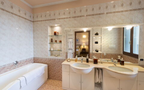 Villa Paola In Padova With Ac: Mirror, Tap, Plumbing Fixture, Sink, Property, Furniture, Bathroom Sink, Bathroom Cabinet, Bathroom, Interior Design