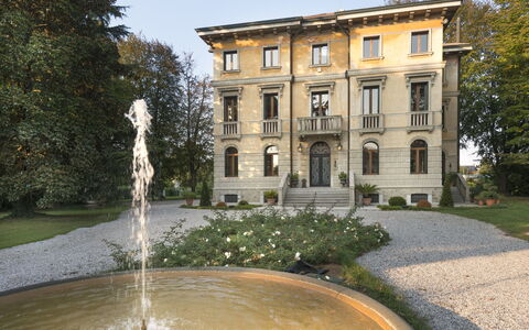 Villa Paola In Padova With Ac: Water, Building, Plant, Property, Sky, Window, Fountain, Grass, Tree, Real Estate