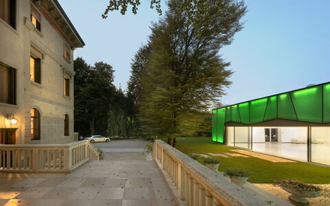 Villa Paola In Padova With Ac: Building, Sky, Plant, Window, Tree, Road Surface, House, Neighbourhood, Urban Design, Residential Area