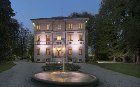 Villa Paola In Padova With Ac: Plant, Sky, Building, Property, Window, Lighting, Tree, Grass, Real Estate, Landmark