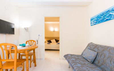 Accommodation:&nbsp;Velazquez 383.3
