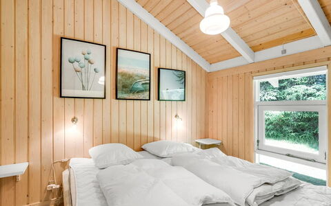 Amundi - 500M from the Sea: Wood, Bedroom, Interior Design, Ceiling, Bed, Home, Floor, Bedding, Bed Sheet, Bed Frame