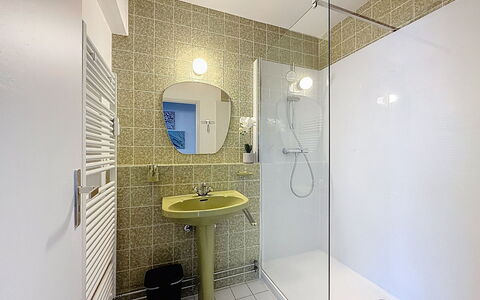 De Haan 420: Bathroom, Bathroom Sink, Interior Design, Plumbing Fixture, Flooring, Floor, Wall, Toilet, Ceiling, Sink