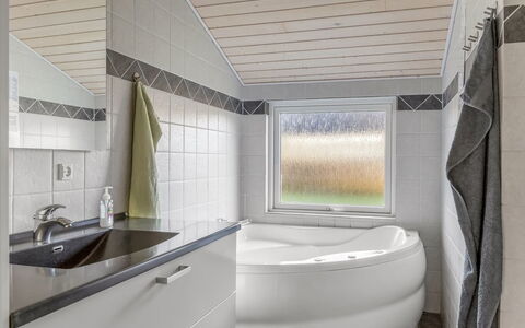 Næwe - 30Km from the Sea: Plumbing Fixture, Flooring, Interior Design, Ceiling, Bathroom, Floor, Plumbing, Tap, Bathtub, Sink