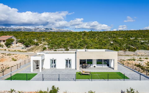 Silencia: Sky, Cloud, Plant, Property, Building, Window, Land Lot, Architecture, Natural Landscape, Real Estate
