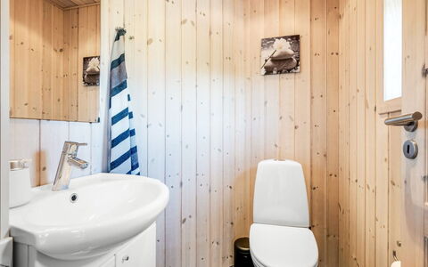 Fritzi - 1.7Km from the Sea: Wood, Toilet Seat, Plumbing Fixture, Flooring, Toilet, Bathroom, Floor, Interior Design, Sink, Bathroom Sink