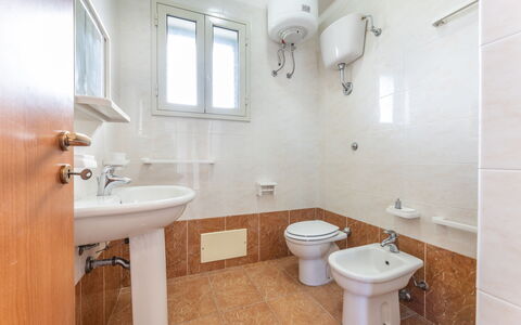 Andromeda Apartment In Gallipoli: Mirror, Plumbing Fixture, Tap, Sink, Property, Bathroom Sink, Purple, Bathroom, Window