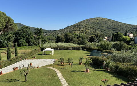 Casa Viviani: Sky, Plant, Mountain, Natural Landscape, Tree, Botany, Vegetation, Land Lot, Highland, Grass