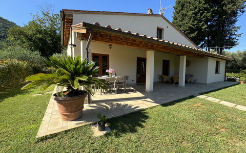 Casa Viviani: Plant, Sky, Building, Property, Window, Tree, House, Shade, Land Lot, Door